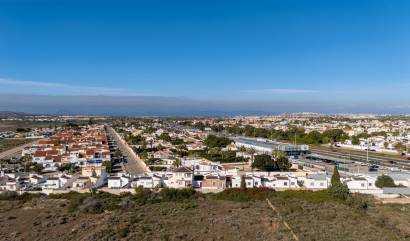 Revente - Villa - Torrevieja - Urbanización San Luis