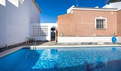 Venta - Villa - Torrevieja - Urbanización San Luis