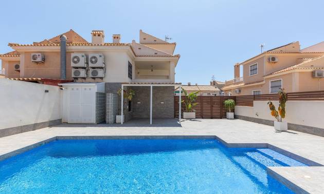 Sale - Villa - Torrevieja - Aguas Nuevas