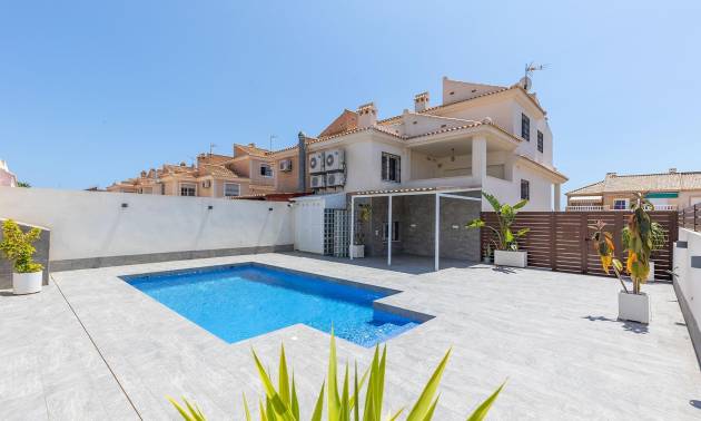 Sale - Villa - Torrevieja - Aguas Nuevas