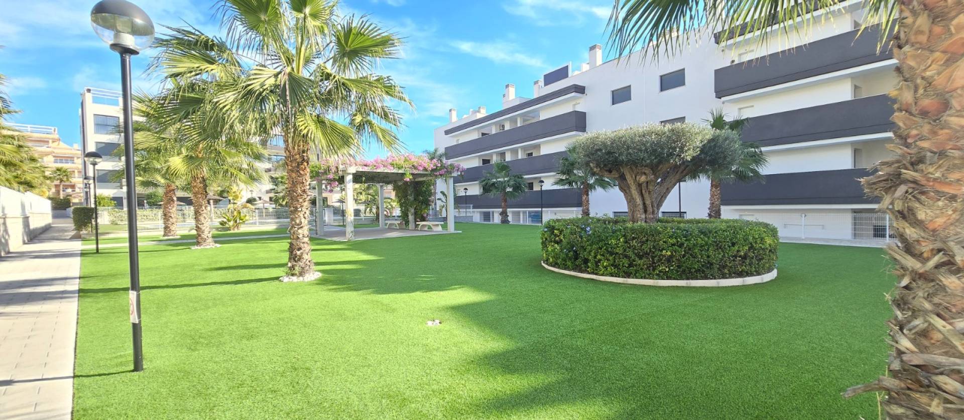 Sale - Apartment / Flat * - Orihuela Costa - Villamartín *