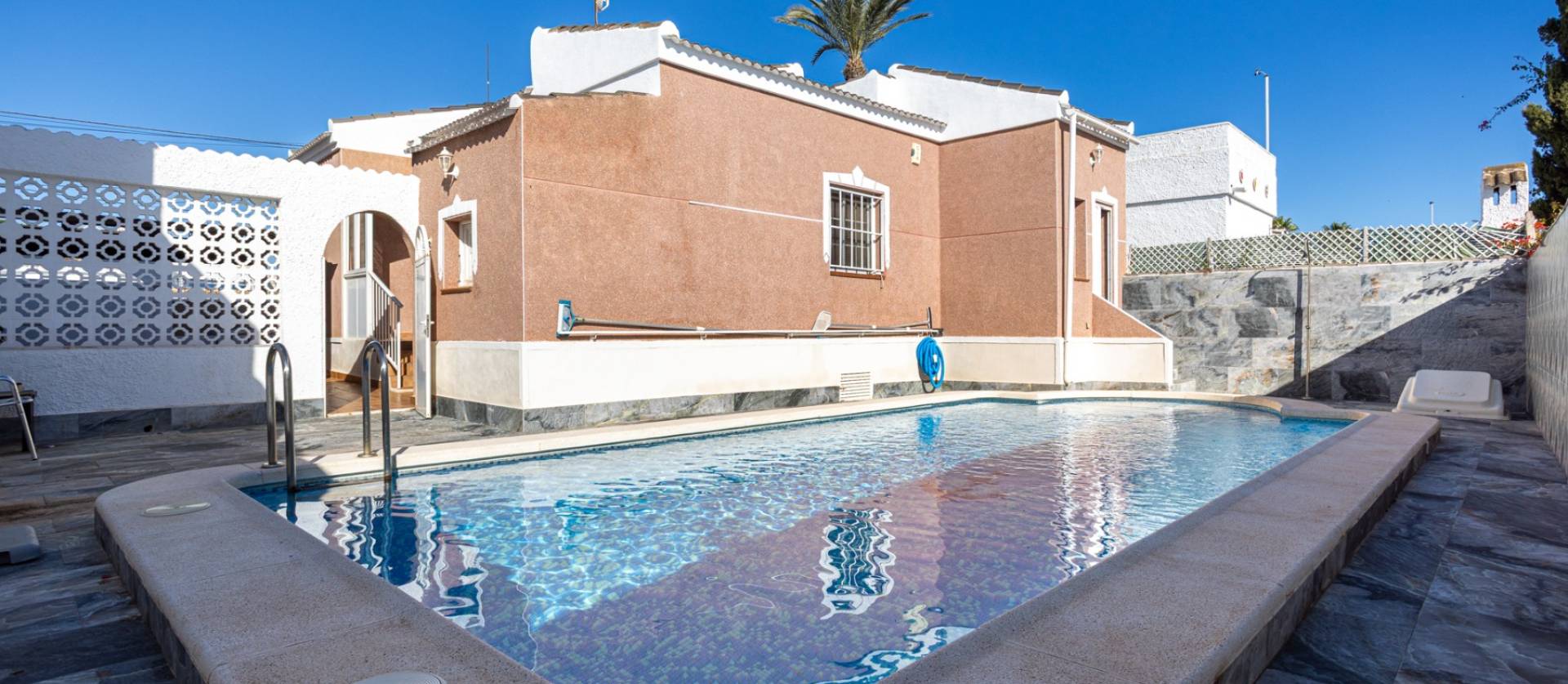 Venta - Villa - Torrevieja - Urbanización San Luis