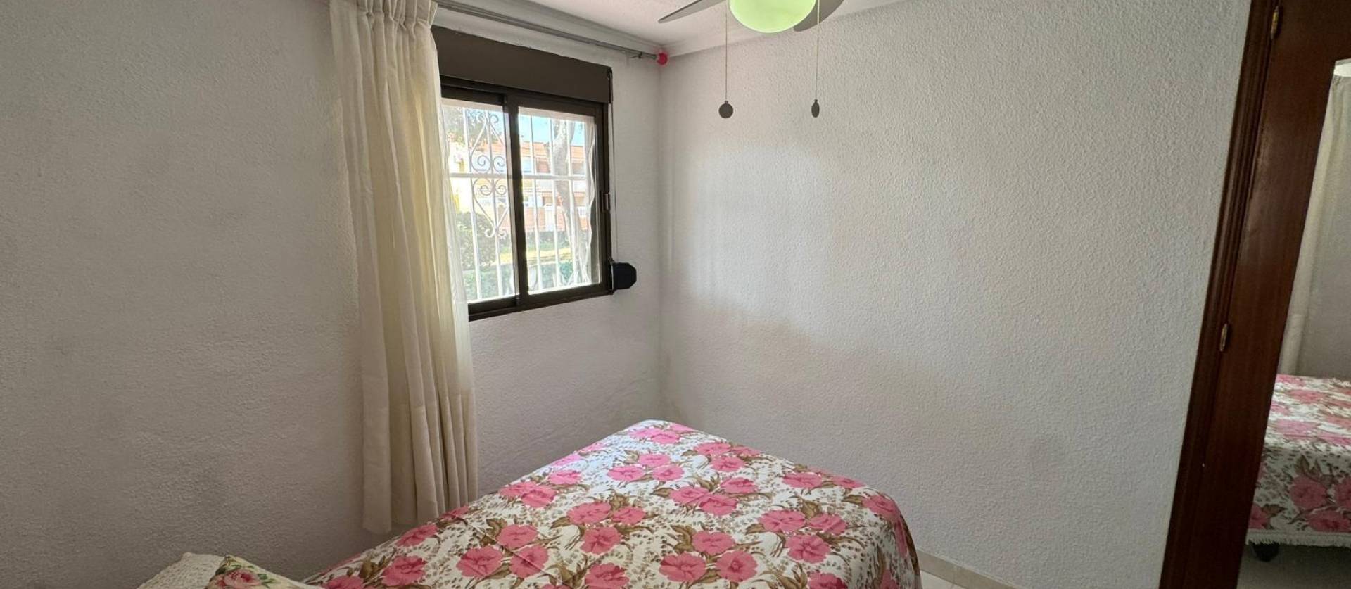 Sale - Bungalow - Torrevieja - Playa de los Naufragos